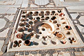 Kairouan, la grande moschea, il sistema di depurazione dell'acqua piovana che veniva raccolta nella cisterna sotto la moschea 